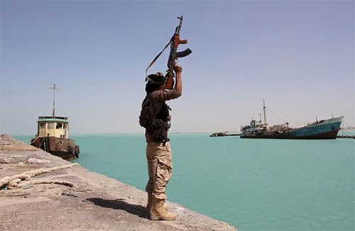 Yemeníes atacan un buque militar saudí en la costa suroeste del Yemen